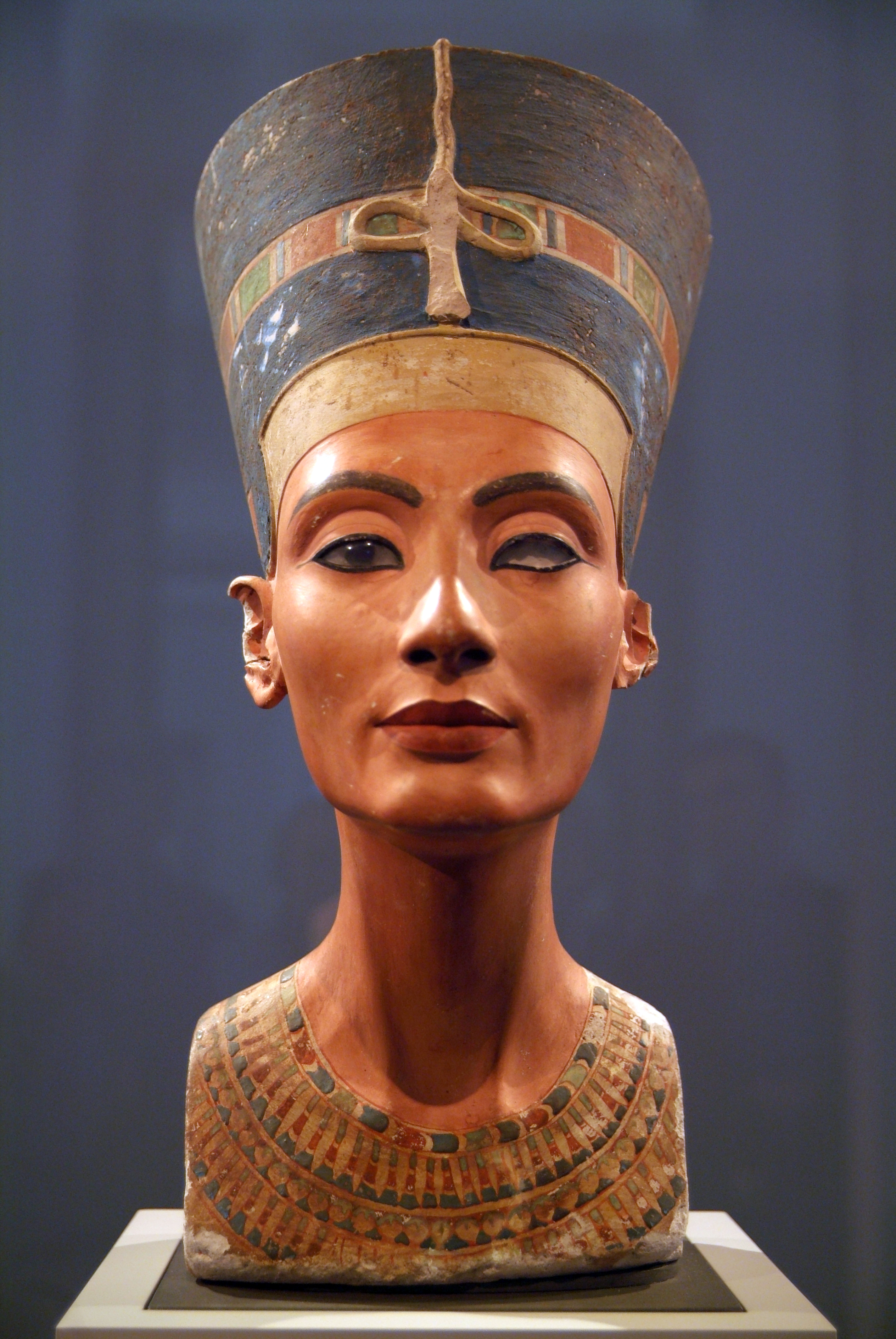Front view of the Nefertiti bust